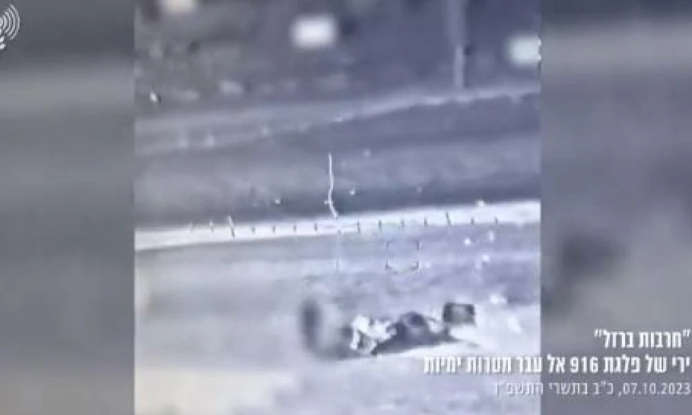 Βολές ακριβείας: H στιγμή που το ισραηλινό ΠΝ βομβαρδίζει βάρκες με εισβολείς της Χαμάς
